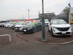 展示場には、常時100台の在庫を展示しております。高品質なお車から、お手頃価格のお車まで、納得の1台をお探しします！