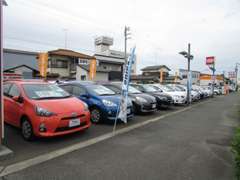 こちらがマイカーセンターの展示場になります。