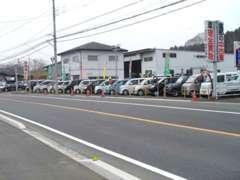多種多様な車が70台以上！立地上、ホコリが被りやすいですが、キレイに洗車清掃してご納車します！