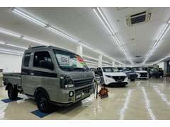 雨天の際もゆっくり室内で車をご覧頂けます。東海3県11店舗の当社共有在庫車はお近くの店舗でもご購入頂けます！