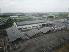 県道37号線沿いに立地しており、太陽光発電が目印の店舗です。