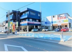 店舗外観です。左の青い建物が本社、右の白い建物は工場になります。車検、車修理、新車・中古車販売、買取、保険相談承ります