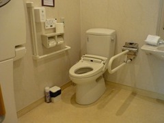 車椅子でも安心！多機能トイレも完備しております♪