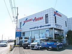 ＜本社＞スズキアリーナとして、スズキの新車の販売にも力を入れています。もちろん他メーカーの中古車も取り扱っています。