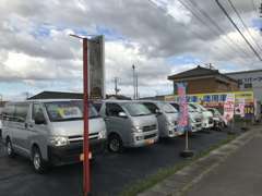 商用車からコンパクト、軽自動車まで展示しております。展示場に無いお車もお探し致しますので、お気軽にご相談下さい！