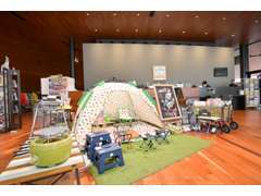 広々したショールームです。ロゴスとの商品もお取り扱いしています。
