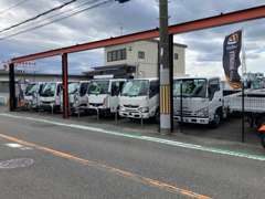 大阪でトラック(ユニック・ダンプ・パワーゲート・平ボディ・Wキャブ)・商用バンを中心にお得感価格にて販売しています！