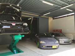 ガレージ内は広々。ご希望であれば納車まで屋内保管も対応可能。