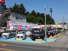 ダイハツの大きな看板が目印です！来店時はお気軽にご連絡下さい