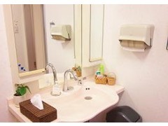 ■清潔感あふれるトイレです♪ アメニティーもご用意してます。 女子トイレには、オムツ替えができるベビーシートもございます★