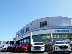 当店は、マツダとスズキの正規ディーラーです。未使用車・中古車併せて常時70台以上展示！豊富な車種を取り揃えております。