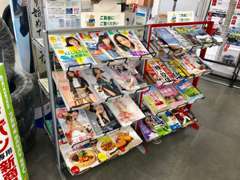ご来店いただいたお客さまに、ゆったり過ごしていただけるよう、バラエティ豊かな雑誌コーナーをご用意いたしました！
