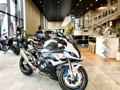 BMW Motorrad(ビー・エム・ダブリュー・モトラッド)展示場も併設