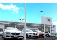 芦田川のそばに立つショールームは、地域最大規模。50年の歴史を持つ老舗BMW正規ディーラーです。