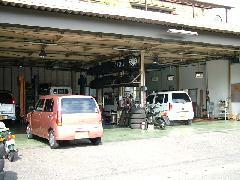 認証工場完備です。2級自動車整備士が常時3名常駐しております。