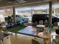 お子様が楽しめるキッズコーナーが広くなりました！ぬりえコーナーございます♪