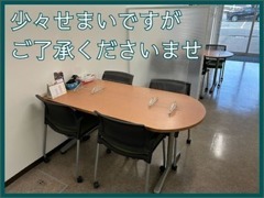 展示場施設内に商談用のテーブルをご用意しております。