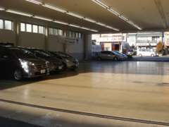 広々としたお客様駐車場も当店の目印。遠方の方も近隣の方も安心してお車でご来店ください！