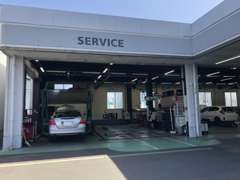 サービス工場完備。車検はもちろん点検も当店にお任せください。