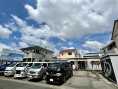 当店は住宅街の中にあります。少しでも気になるお車御座いましたらお値打ち価格アイランド『イイナミ』へ是非一度お越し下さい♪