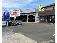 広々とした間口・駐車場でどちらからでも入りやすいんです！当店自慢の民間車検工場であなたのカーライフのサポートを致します♪