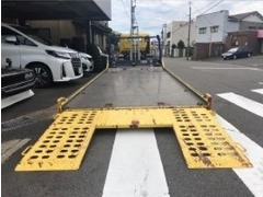 フルフラット型積載車をご用意しておりますので、車高の低いお車でもキズ付けることなくスムーズに積載可能です。