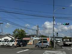 鬼崎の信号、コスモスさん前！カーセンサーののぼりが目印です☆