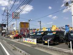 九州道広川インターを降りて国道3号線を上りで5分！野添交差点前の右手にございます！黄色の看板が目印です！！