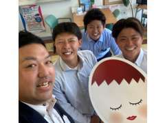 宗像センターの営業スタッフ4名のご紹介です。左から坂田くん、山口くん、勝間くん、大杉くん。
