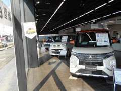 ショールームには三菱最新モデルの車両を展示しております。