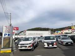 ダイハツの看板が出ていますがダイハツの新車とトヨタの中古車を販売しているトヨタのお店になります。