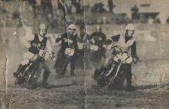 昭和22年,オートバイレース風景。進駐軍(GHQ)の雑誌でオートレースの紹介記事が掲載されました。左端は弟の藤壺勝選手。