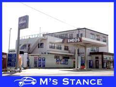 ENEOSのスタンドが目印です。当店はガソリンスタンドも併設しております！