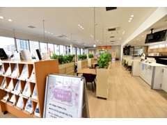 店内は広々とした空間で1人用スペースや漫画、雑誌、フリードリンクもご用意してます。