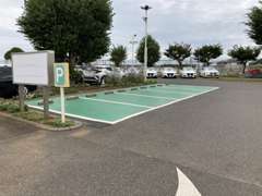 駐車場は8台分あります。内1台分は身障者用スペースを確保してあります。安心してご来店下さい。