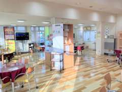明るい店内でゆっくりお待ち頂けます。ドリンクサービスもあります。