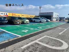 国道側からお入りいただくと左側が駐車スペースとなります。