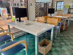 店内にはキッズコーナー、雑誌等のご用意もございます。お飲み物の種類も豊富に取り揃えております☆