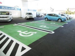 大型駐車場なのでラクラク駐車！お客様にストレスを感じさせません。駐車が苦手な方はスタッフが誘導させていただきます。