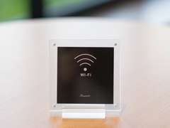 フリーWi-Fi。お待ちいただく時間を快適に過ごしていただけるよう、無料フリーWi-Fiを完備しています。