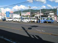 工場の向にも展示場有ります（主に軽貨物車）。