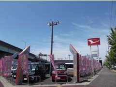 愛知ダイハツU-CAR新家店では広い敷地に豊富な在庫を取り揃えております！　　ダイハツの大きな看板が目印です！