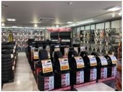 新品～中古迄、各種メーカータイヤを展示中。タイヤ、ホイールの買取も行っています。