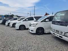 輸入車から日本車、コンパクトカーからミニバンまで幅広い車種を取り扱っております。