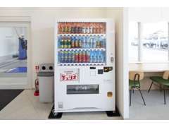 店内にはフリードリンクコーナーを設置。ゆっくりおくつろぎいただけます。