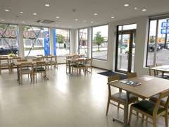 ゆっくりとお過ごしいただける、開放的なショールームです。