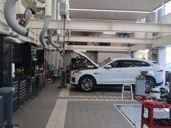 最新の工場でJLRの最新技術と純正部品を用いた整備をいたします！