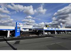 常時200台以上の在庫を展示！県内最大級の展示場で、軽自動車からミニバンまでゆっくりとご覧ください。