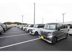 常時250台以上の在庫を展示！県内最大級の展示場で、軽自動車からミニバンまでゆっくりとご覧ください