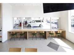 大型の整備工場を完備！整備中の愛車を店内からご確認いただけます。